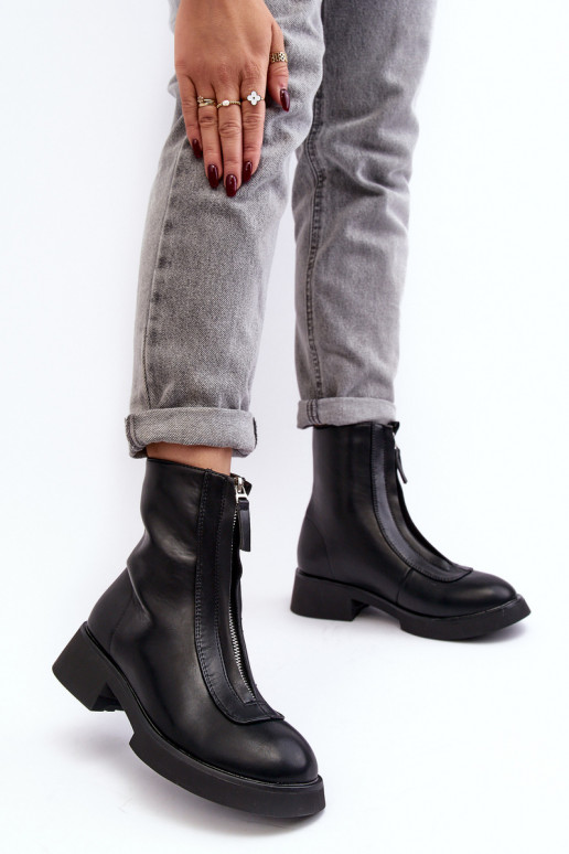 Stiefel mit breiten Absätzen und Reißverschlüssen in der Farbe Schwarz von Elkasa Stiefel mit breiten Absätzen und Reißverschlüssen in der Farbe Schwarz von Elkasa