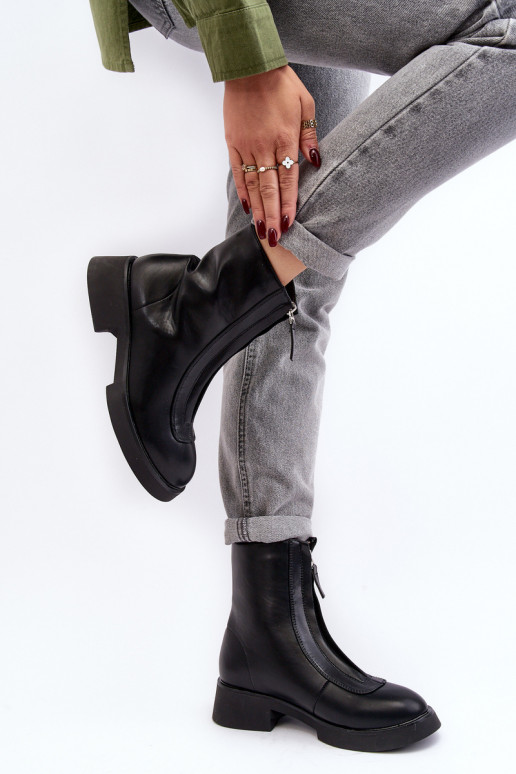 Stiefel mit breiten Absätzen und Reißverschlüssen in der Farbe Schwarz von Elkasa Stiefel mit breiten Absätzen und Reißverschlüssen in der Farbe Schwarz von Elkasa