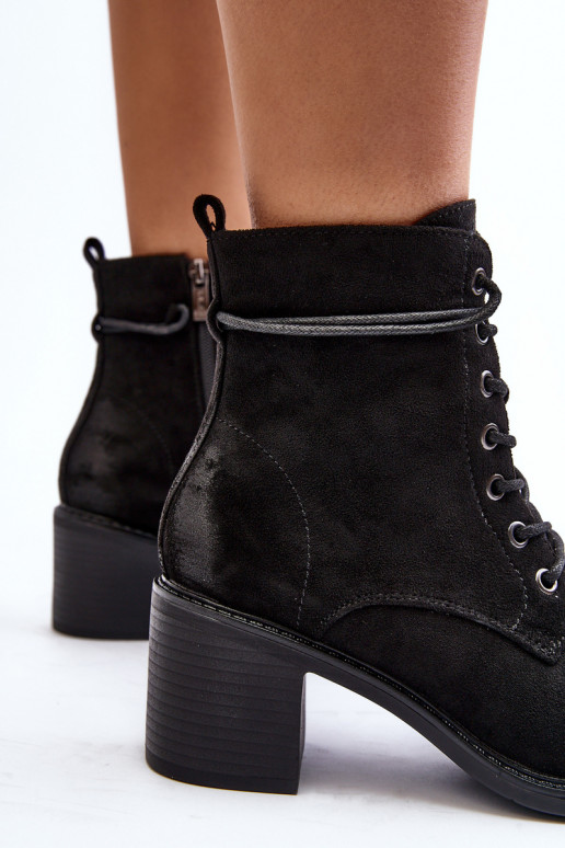 Stiefel mit niedrigem Absatz und Schnürsenkeln in der Farbe Schwarz von Serellia Stiefel mit niedrigem Absatz und Schnürsenkeln in der Farbe Schwarz von Serellia