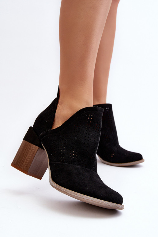 Niartima Damenstiefel mit durchbrochenen Elementen und Absatz in Schwarz Niartima Damenstiefel mit durchbrochenen Elementen und Absatz in Schwarz