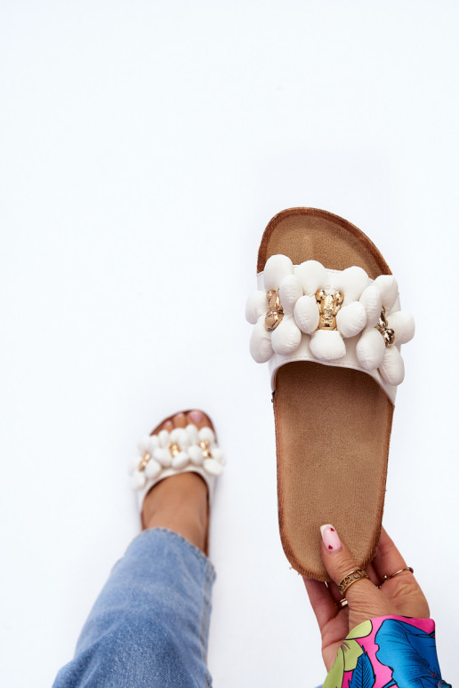 Damenhausschuhe mit schönen Details in der weißen Farbe Bunlia