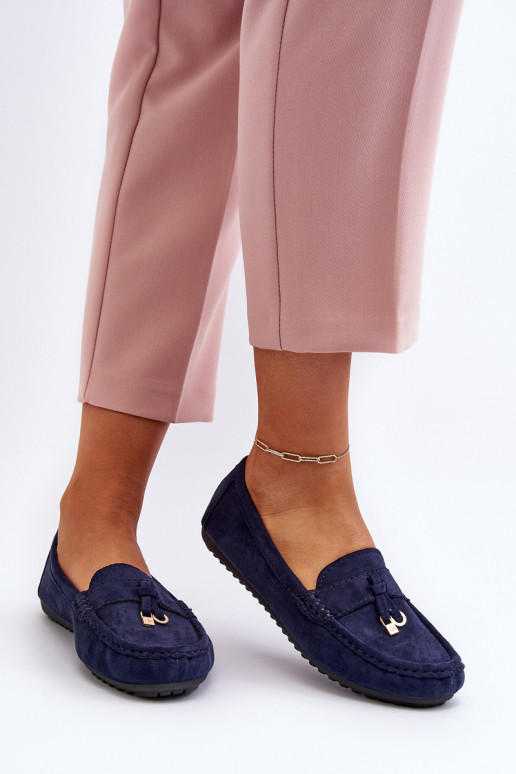Hergestellt aus Wildleder. Klassisches Mokassin-Modell in dunkelblauer Farbe Ontala Hergestellt aus Wildleder. Klassisches Mokassin-Modell in dunkelblauer Farbe Ontala