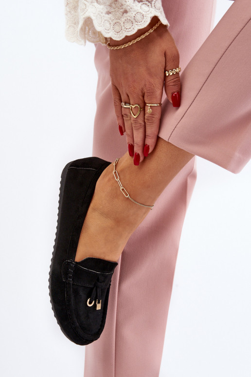 Hergestellt aus Wildleder. Klassisches Modell Mokassins in der Farbe Schwarz von Ontala Hergestellt aus Wildleder. Klassisches Modell Mokassins in der Farbe Schwarz von Ontala