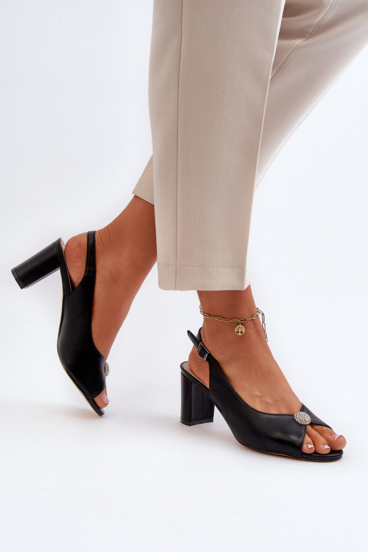 Elegante Sandalen mit Absatz und Ornamenten in der Farbe Schwarz von Trasea