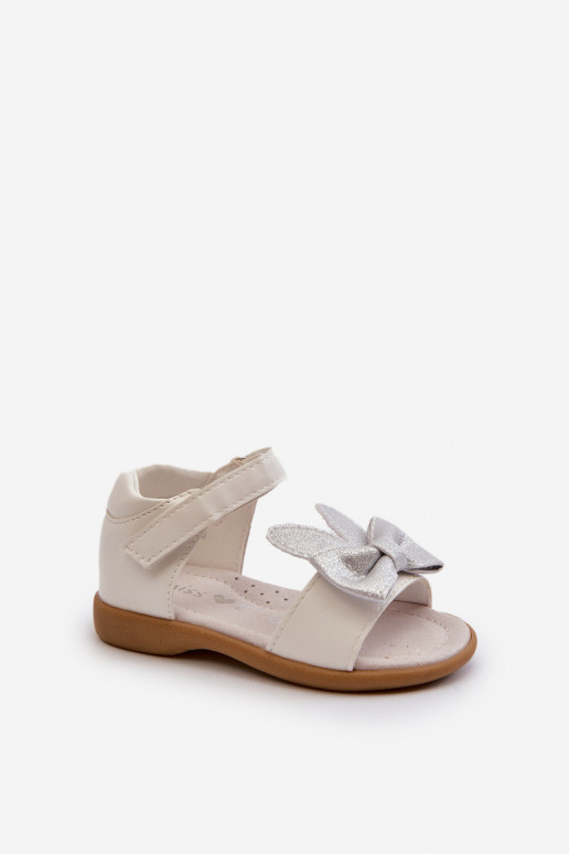 Kindersandalen mit Bändern und Klebeverschlüssen in der Farbe Weiß Wistala