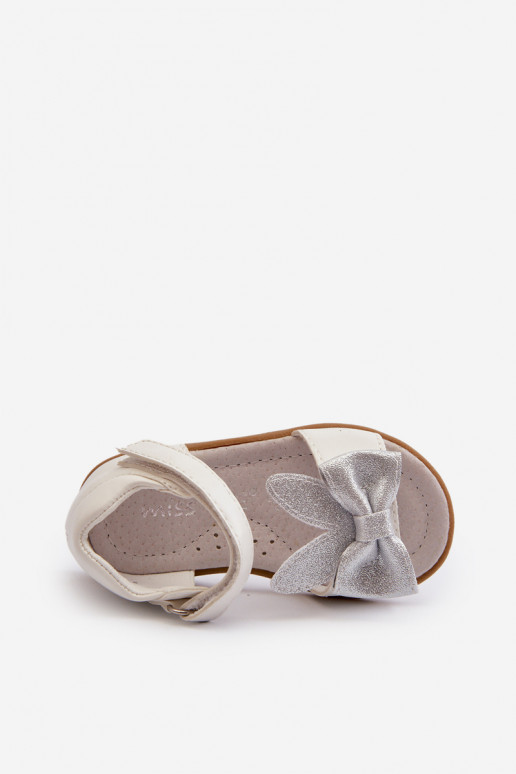 Kindersandalen mit Bändern und Klebeverschlüssen in der Farbe Weiß Wistala