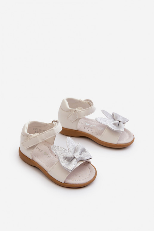Kindersandalen mit Bändern und Klebeverschlüssen in der Farbe Weiß Wistala