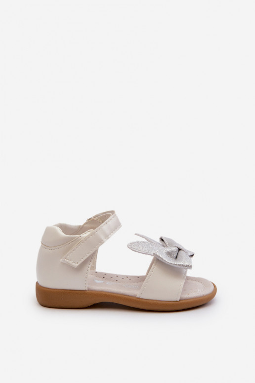 Kindersandalen mit Bändern und Klebeverschlüssen in der Farbe Weiß Wistala