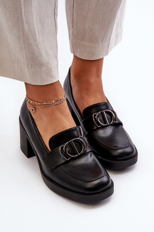 Absatzschuhe mit Ornamenten aus schwarzem Nedarea