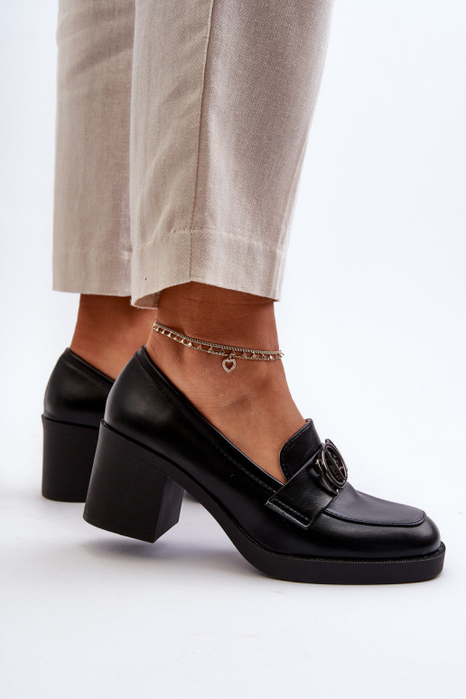 Absatzschuhe mit Ornamenten aus schwarzem Nedarea