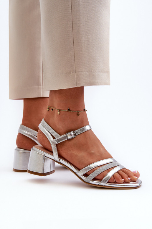 Damensandalen mit niedrigem Absatz aus Öko-Leder Sergio Leone SK046 in Silberfarbe Damensandalen mit niedrigem Absatz aus Öko-Leder Sergio Leone SK046 in Silberfarbe