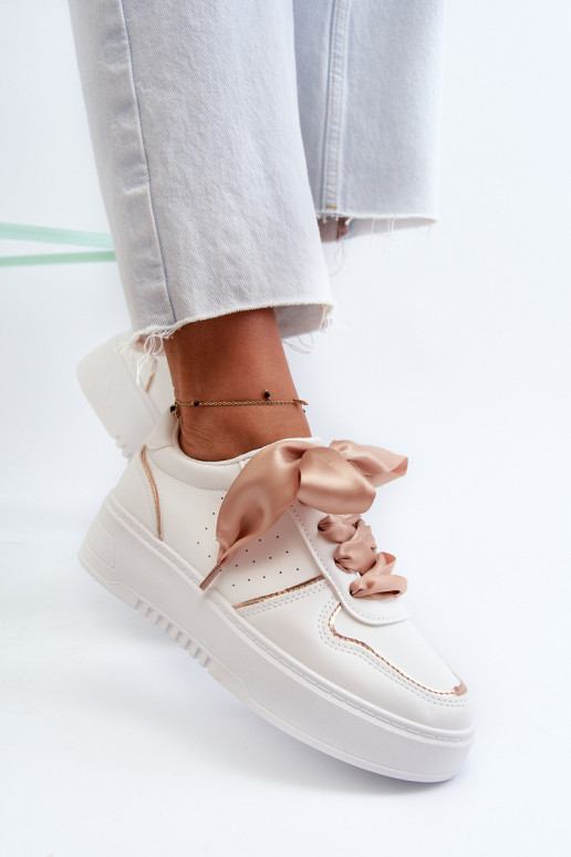 Sneakers-Modellschuhe mit Plateau in der weißen Farbe Tessama Sneakers-Modellschuhe mit Plateau in der weißen Farbe Tessama
