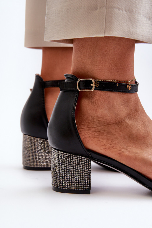 Damen-Sandalen aus Öko-Leder Zdobionym Obcasie in schwarzer Farbe Wiatalia