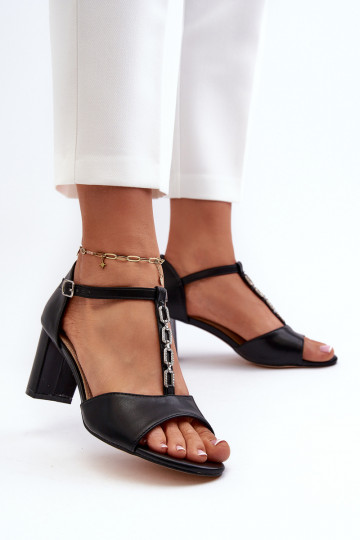 Damen-Sandalen mit hohen Absätzen und verziertem Absatz aus Kunstleder in der Farbe Schwarz Triavera