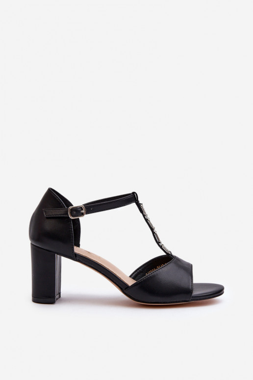 Damen-Sandalen mit hohen Absätzen und verziertem Absatz aus Kunstleder in der Farbe Schwarz Triavera