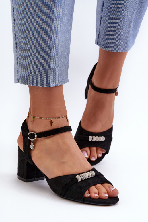 Damensandalen aus Öko-Wildleder mit Absätzen mit schönen Details in schwarzem Narhi Damensandalen aus Öko-Wildleder mit Absätzen mit schönen Details in schwarzem Narhi