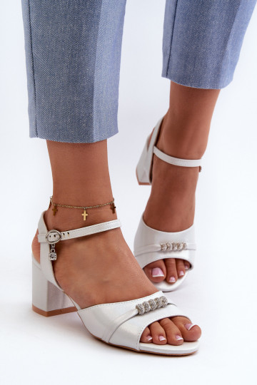 Damensandalen Eko mit Absatz und schönen Details in der silbernen Farbe Narhi