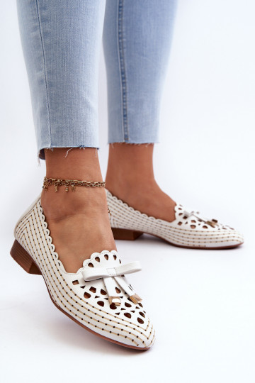 Durchbrochene Ballerinas mit Bändern in Weiß Instable