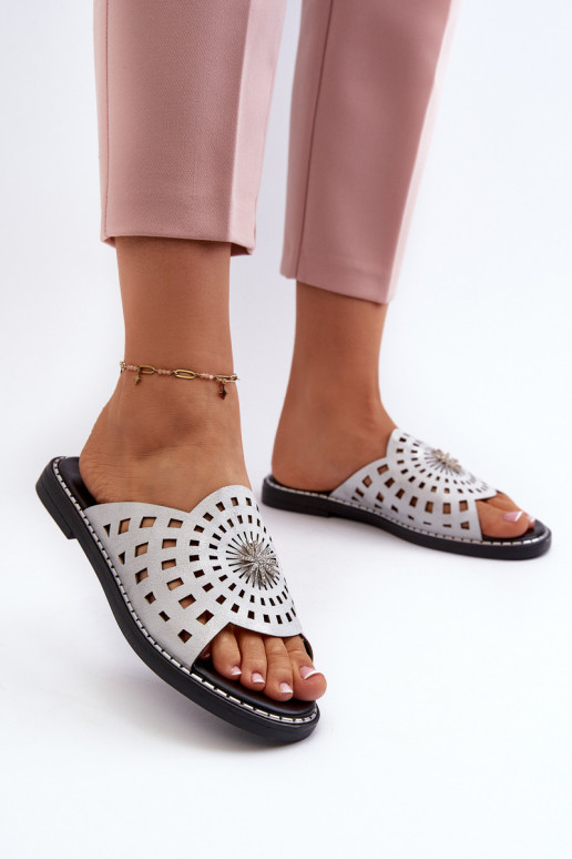 mit Glanz Damen-Hausschuhe mit breiten Absätzen und Ornamenten in silberner Farbe Ebirena mit Glanz Damen-Hausschuhe mit breiten Absätzen und Ornamenten in silberner Farbe Ebirena