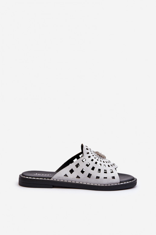 mit Glanz Damen-Hausschuhe mit breiten Absätzen und Ornamenten in silberner Farbe Ebirena mit Glanz Damen-Hausschuhe mit breiten Absätzen und Ornamenten in silberner Farbe Ebirena