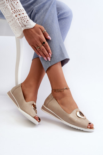 Goldfarbene Schuhe mit Ornamenten aus Kunstleder Biolita 2