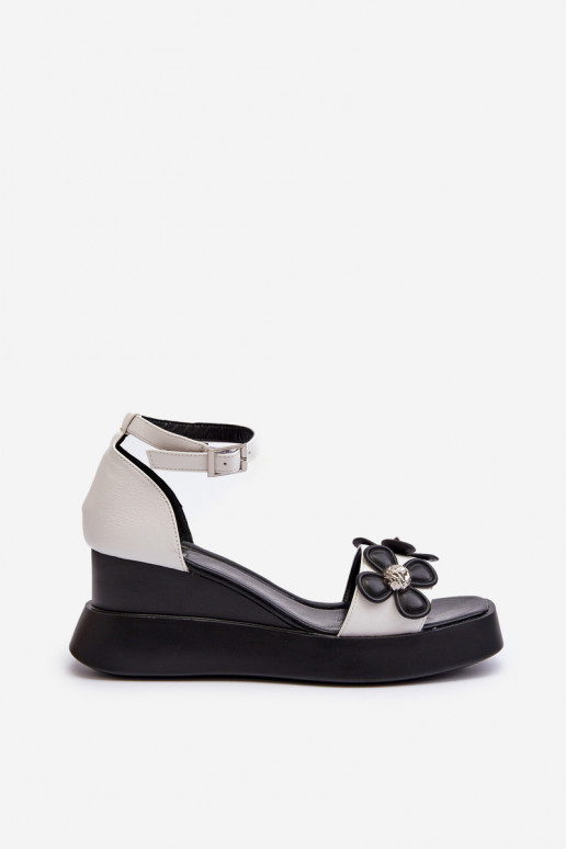 Damensandalen mit Plateau I Koturnie mit Blumen in der weißen Farbe Foviana Damensandalen mit Plateau I Koturnie mit Blumen in der weißen Farbe Foviana