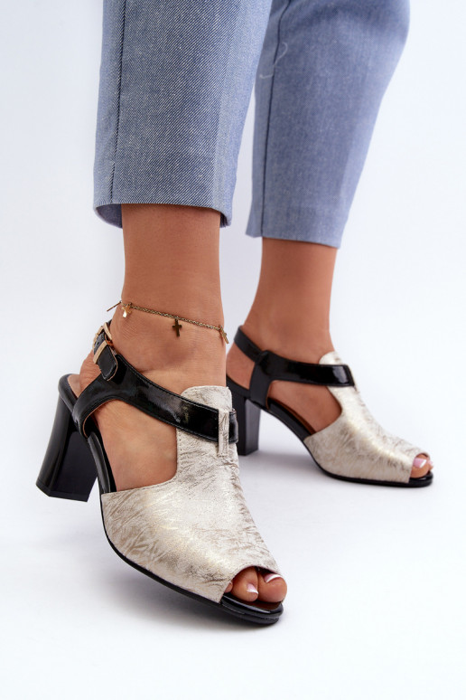 Damen-Sandalen mit hohen Absätzen aus Öko-Leder in der goldschwarzen Farbe Queenmarie Damen-Sandalen mit hohen Absätzen aus Öko-Leder in der goldschwarzen Farbe Queenmarie