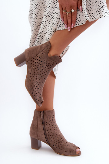 Durchbrochene Damenstiefel mit offenem Zehenbereich aus Bio-Wildleder und hohem Absatz in Braun von Halania