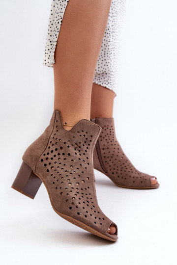 Durchbrochene Damenstiefel mit offenem Zehenbereich aus Bio-Wildleder und hohem Absatz in Braun von Halania 2