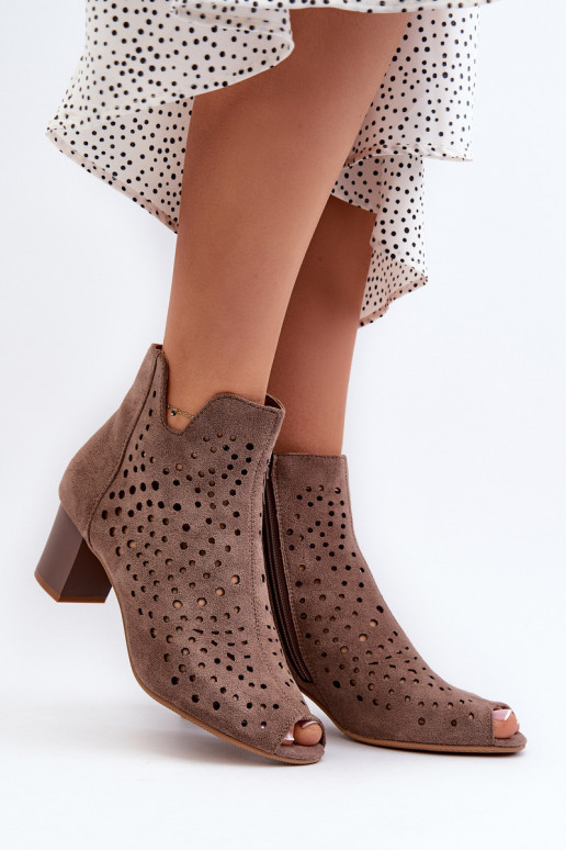 Durchbrochene Damenstiefel mit offenem Zehenbereich aus Bio-Wildleder und hohem Absatz in Braun von Halania