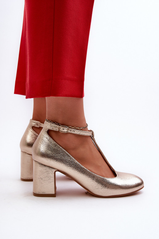 Schuhe aus Öko-Leder mit Absätzen in der Farbe Gold von Raniyah