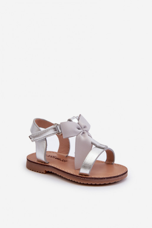 Sandalen für Kinder mit Bändern und Klebeverschlüssen in der Farbe Silber Joratia