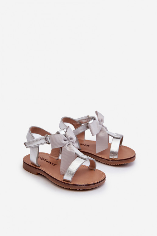 Sandalen für Kinder mit Bändern und Klebeverschlüssen in der Farbe Silber Joratia Sandalen für Kinder mit Bändern und Klebeverschlüssen in der Farbe Silber Joratia