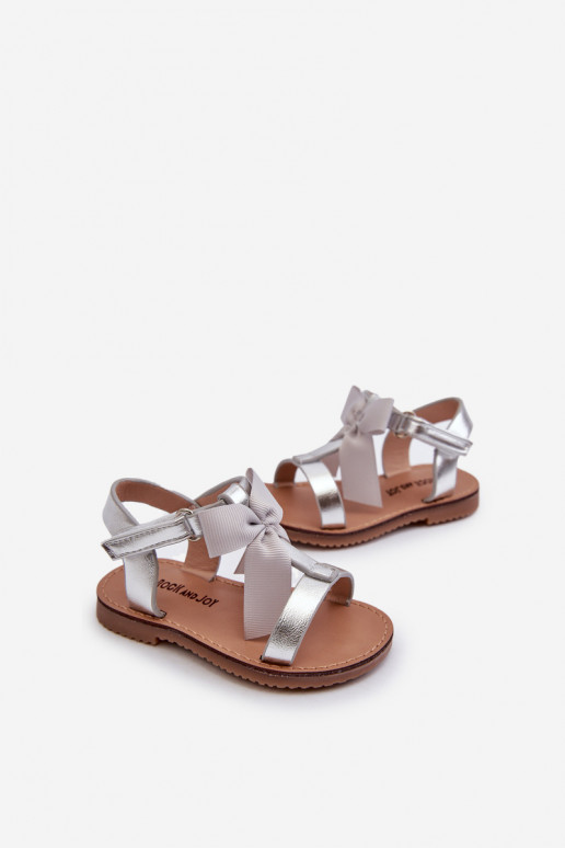 Sandalen für Kinder mit Bändern und Klebeverschlüssen in der Farbe Silber Joratia