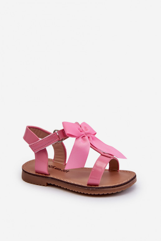 Lackierte Kindersandalen mit Bändern und Klebeverschlüssen rosa Joratia Lackierte Kindersandalen mit Bändern und Klebeverschlüssen rosa Joratia