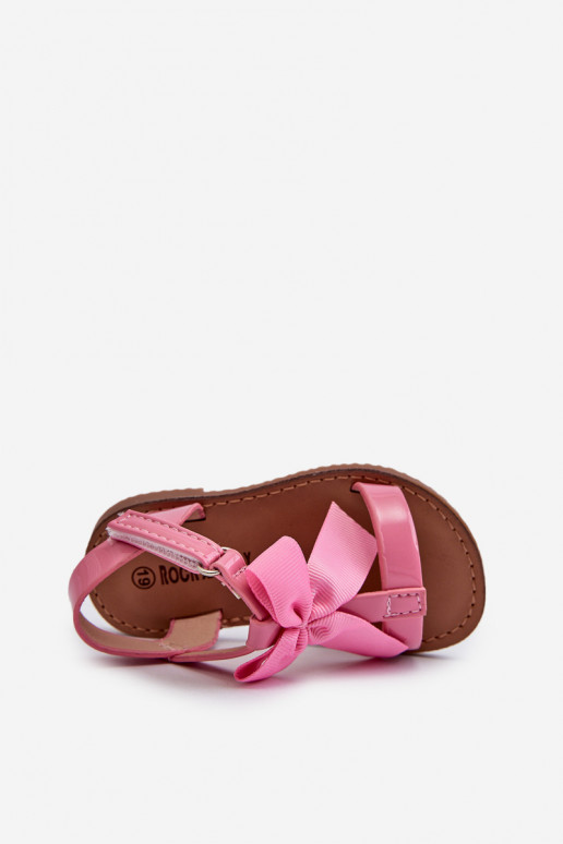 Lackierte Kindersandalen mit Bändern und Klebeverschlüssen rosa Joratia Lackierte Kindersandalen mit Bändern und Klebeverschlüssen rosa Joratia
