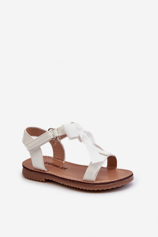 Lackierte Kindersandalen mit Bändern und Klebeverschlüssen in der Farbe Weiß Joratia