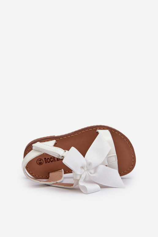 Lackierte Kindersandalen mit Bändern und Klebeverschlüssen in der Farbe Weiß Joratia