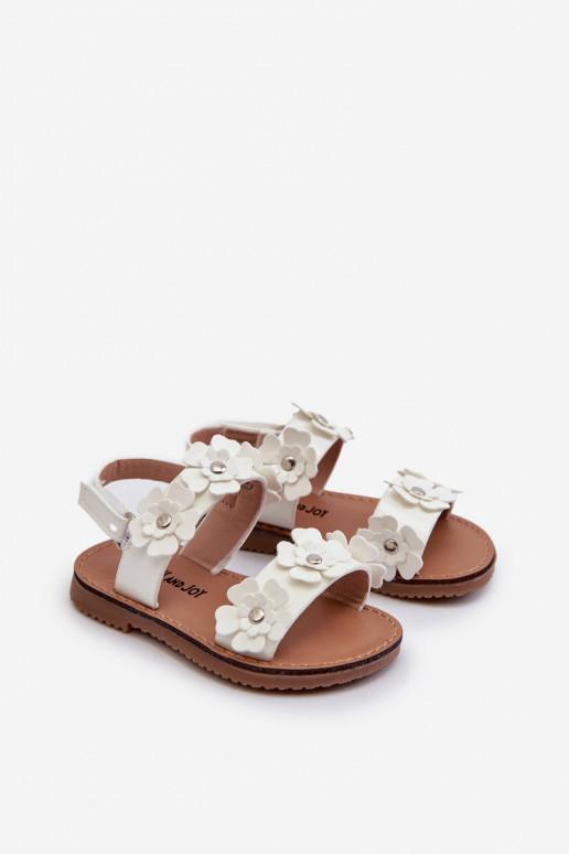 Lackierte Kindersandalen Ozdobione mit Blumenmotiven Tinette in Weiß