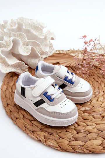 Kinder-Sportschuhe des klassischen Modells in der weiß-blauen Farbe Marlin