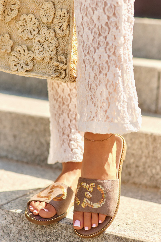 Flache Damenhausschuhe mit glänzenden Schuppen S.Barski KV27-052 in brauner Farbe