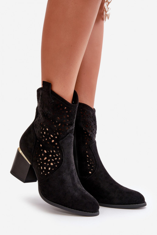 Durchbrochene Stiefel mit Absatz Z aus Öko-Wildleder Buckled To the Castle in schwarzer Farbe Sevana Durchbrochene Stiefel mit Absatz Z aus Öko-Wildleder Buckled To the Castle in schwarzer Farbe Sevana