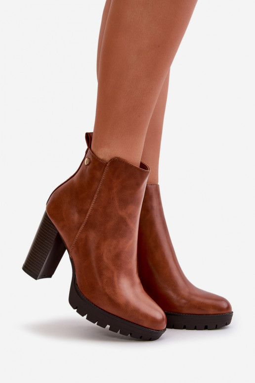 Damenstiefel erwärmt im hohen Pfosten befestigt an der Burgbraunfarbe Bioria Damenstiefel erwärmt im hohen Pfosten befestigt an der Burgbraunfarbe Bioria