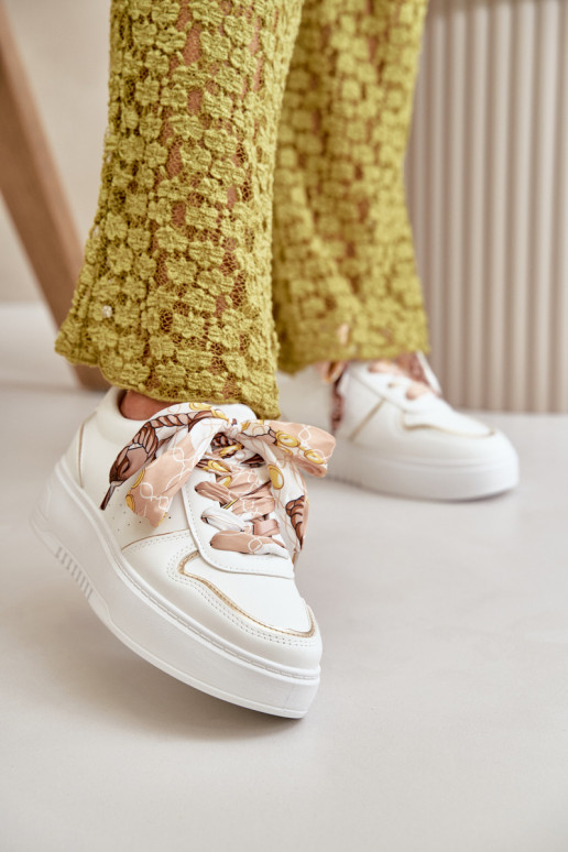 Sneakers Modell Schuhe Damen mit Plateau mit dekorativen Schnürsenkeln in der weißen Farbe Mistra Sneakers Modell Schuhe Damen mit Plateau mit dekorativen Schnürsenkeln in der weißen Farbe Mistra