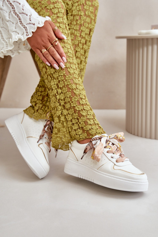 Sneakers Modell Schuhe Damen mit Plateau mit dekorativen Schnürsenkeln in der weißen Farbe Mistra Sneakers Modell Schuhe Damen mit Plateau mit dekorativen Schnürsenkeln in der weißen Farbe Mistra