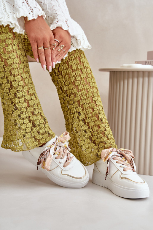 Sneakers Modell Schuhe Damen mit Plateau mit dekorativen Schnürsenkeln in der weißen Farbe Mistra Sneakers Modell Schuhe Damen mit Plateau mit dekorativen Schnürsenkeln in der weißen Farbe Mistra