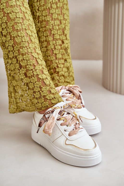 Sneakers Modell Schuhe Damen mit Plateau mit dekorativen Schnürsenkeln in der weißen Farbe Mistra Sneakers Modell Schuhe Damen mit Plateau mit dekorativen Schnürsenkeln in der weißen Farbe Mistra