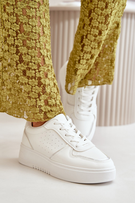 Sneakers Modell Schuhe Damen mit Plateau mit dekorativen Schnürsenkeln in der weißen Farbe Mistra Sneakers Modell Schuhe Damen mit Plateau mit dekorativen Schnürsenkeln in der weißen Farbe Mistra