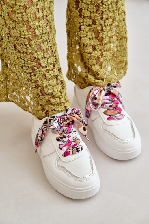 Sneakers Modell Schuhe Damen mit Plateau mit dekorativen Schnürsenkeln in der weißen Farbe Mistra Sneakers Modell Schuhe Damen mit Plateau mit dekorativen Schnürsenkeln in der weißen Farbe Mistra