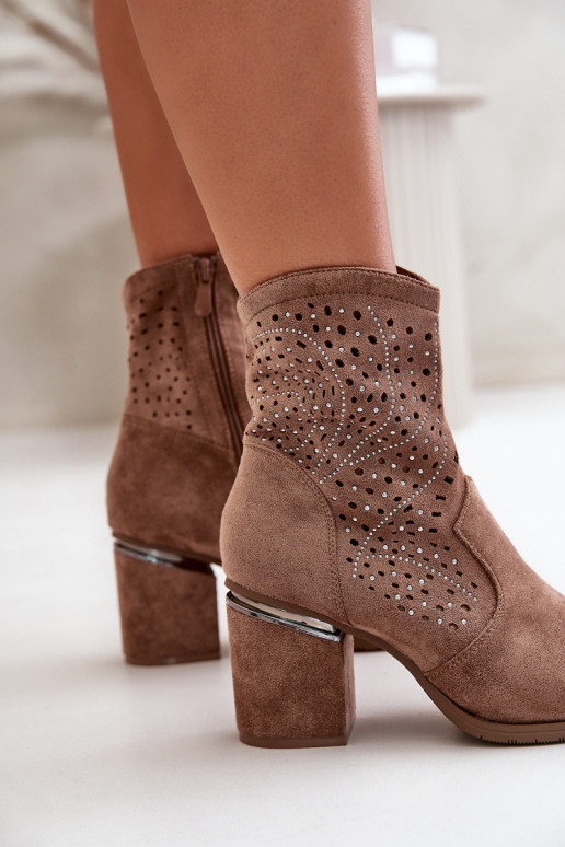 Mit durchbrochenen Elementen verzierte Damenstiefel Z aus braunem Öko-Wildleder S.Barski HY42-029